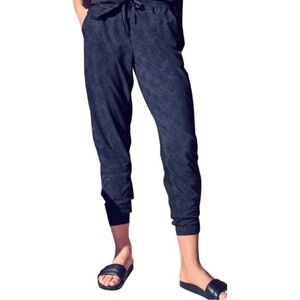 Athleta Brooklyn Jogger in blue snakeskin print, size 6